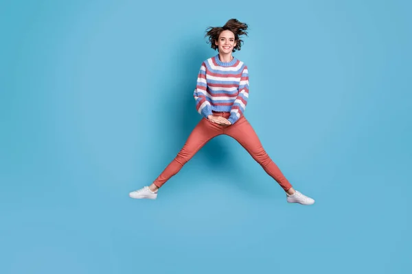 Pleine longueur taille du corps photo de sauter haute fille négligente souriant isolé sur fond de couleur bleue vibrante — Photo