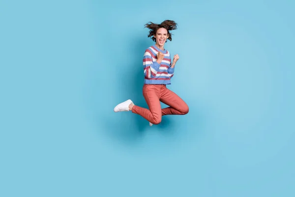 Фотографія повного розміру тіла, що стрибає з високою молодою жінкою-переможницею, голосно ізольована на яскравому синьому кольоровому фоні — стокове фото