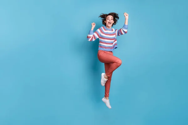 Teljes hossz testméret fotó ugrás magas vicces gyerekes fiatal lány tartja fel a kezét elszigetelt élénk kék színű háttér — Stock Fotó