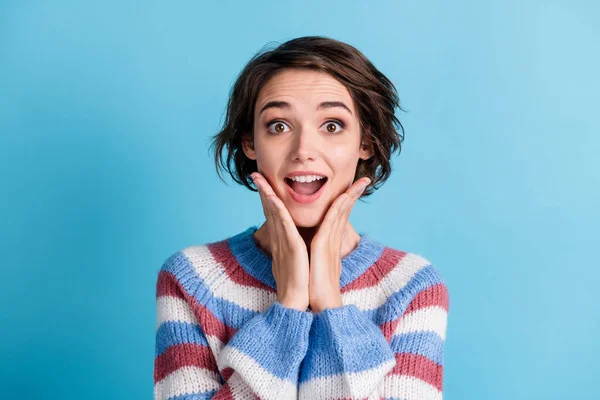 Foto di giovane bella ragazza braccia guance bocca aperta indossare colorato maglione a righe isolato colore blu sfondo — Foto Stock