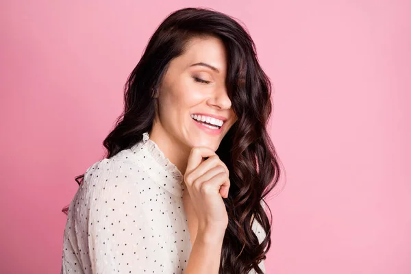 Foto retrato de sonhador mulher radiante com cabelo morena ondulado rindo tocando queixo isolado pastel cor-de-rosa fundo — Fotografia de Stock