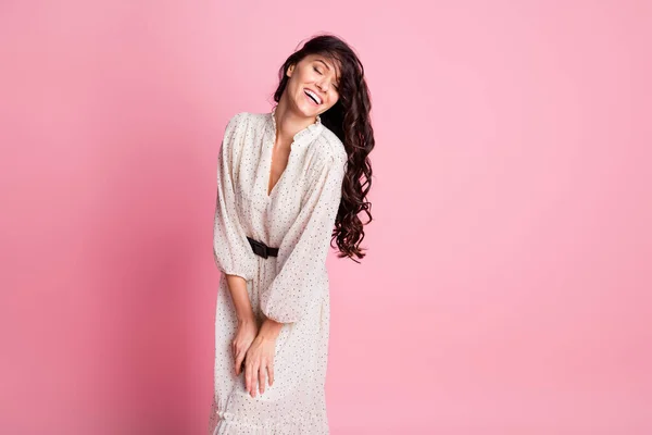 Foto retrato de una mujer bonita con un largo peinado ondulado con elegante vestido de verano riendo aislado pastel rosa color fondo —  Fotos de Stock