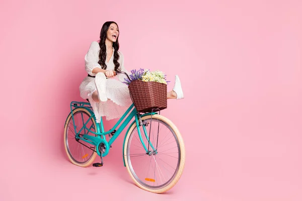 Comprimento total do corpo tamanho foto de estudante louco andar de bicicleta com flores em feriados gritando isolado pastel cor-de-rosa fundo — Fotografia de Stock