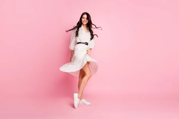Pleine longueur taille du corps photo de l'étudiante dansant à la fête en robe blanche temps libre isolé sur fond rose pastel copyspace — Photo