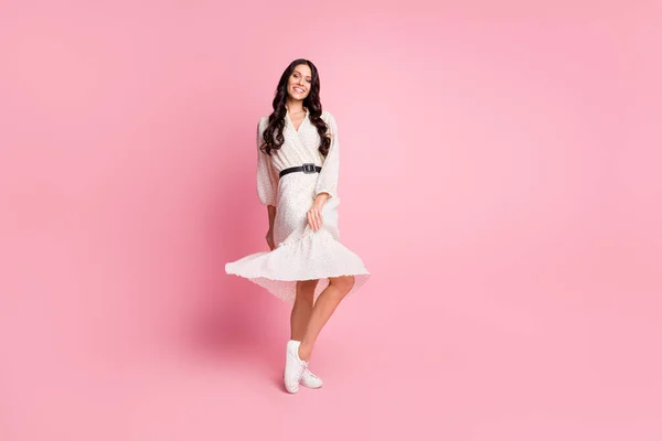 Tamanho total do corpo foto de estudante vestindo vestido de verão pontilhado dançando isolado no fundo cor de rosa pastel com espaço em branco — Fotografia de Stock