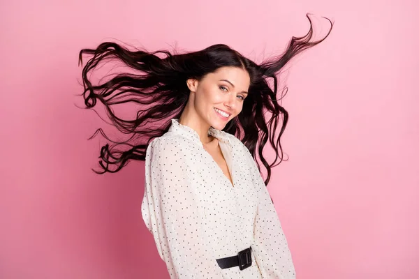 Foto retrato de chica atractiva sonriente en vestido blanco con pelo volador aislado sobre fondo de color rosa pastel —  Fotos de Stock