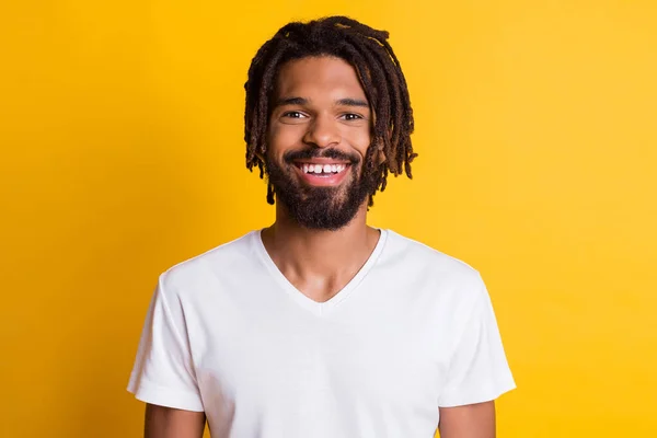 Foto de amigável pele escura cara irradiando sorrindo desgaste casual t-shirt isolado cor amarela fundo — Fotografia de Stock