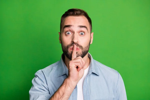 Retrato de cara otimista lábios dedo desgaste camisa azul isolado no fundo cor verde vibrante — Fotografia de Stock