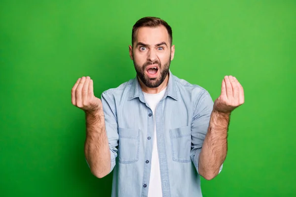 Retrato de hombre enojado usar camisa azul quiere más dinero aislado sobre fondo de color verde — Foto de Stock