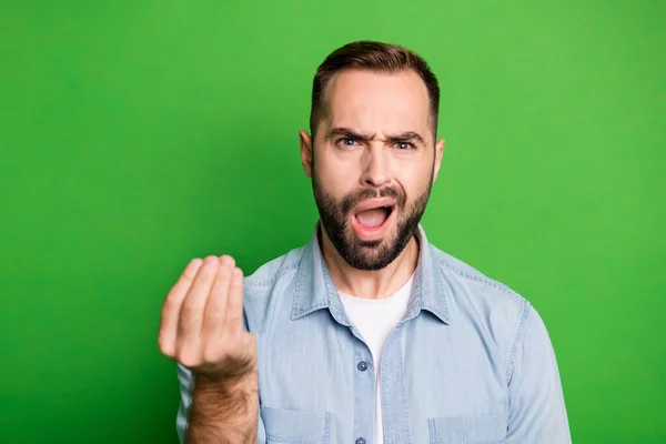 Retrato de hombre enojado impresionado usar camisa azul quiere más dinero aislado en fondo de color verde — Foto de Stock