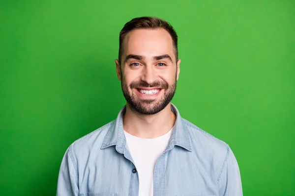 Retrato de hombre divertido optimista usar camisa azul aislado sobre fondo de color verde — Foto de Stock