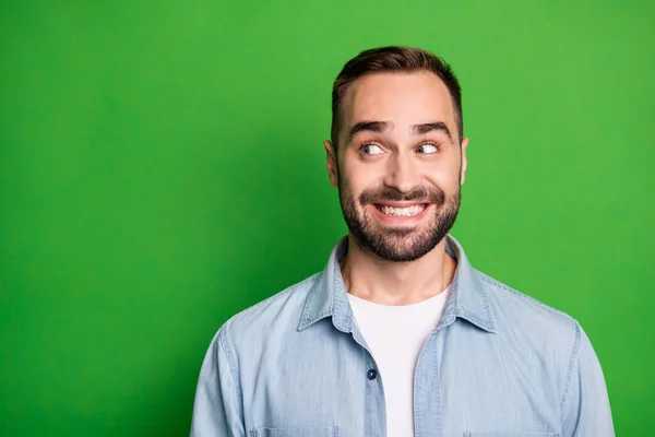 Portrét optimistický legrační muž nosit modré tričko vypadat prázdný prostor izolované na zeleném pozadí — Stock fotografie