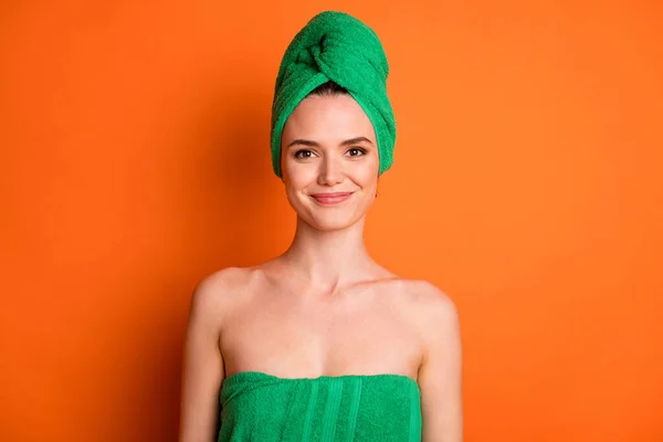 シャワー後の若い魅力的な女性の写真は、カメラは緑のタオルターバン孤立オレンジの色の背景を身に着けている — ストック写真