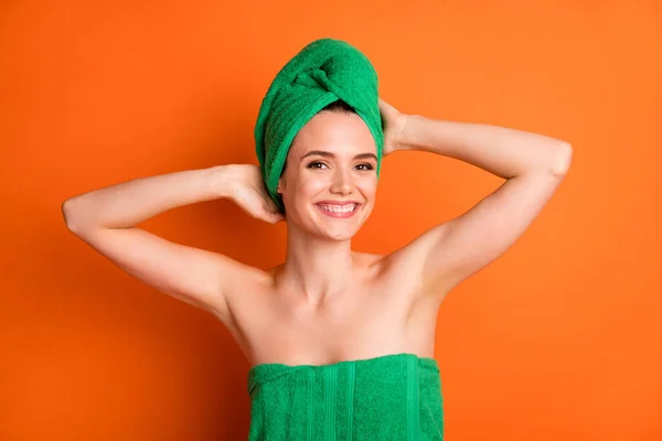 若いですかわいい女の子の写真腕頭を上げるあなたの光沢のある笑顔は緑のタオルターバン孤立オレンジ色の背景を身に着けている — ストック写真