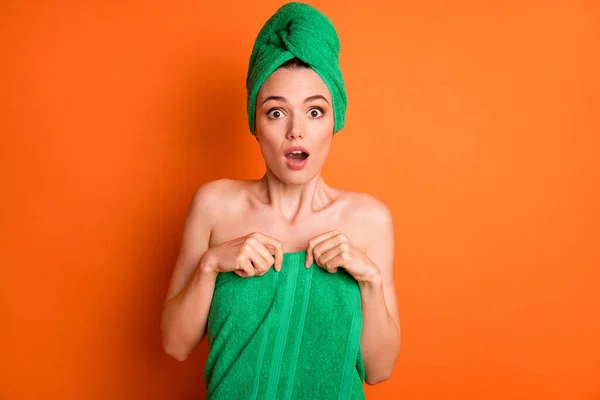 Φωτογραφία της νεαρής γοητευτικής κυρίας έκπληκτη έκφραση ανοιχτό στόμα φορούν πράσινη πετσέτα τουρμπάνι απομονωμένο πορτοκαλί χρώμα φόντο — Φωτογραφία Αρχείου