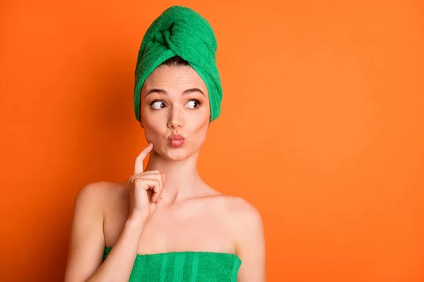 Φωτογραφία από νεαρή όμορφη κοπέλα ματιά πλευρά κενό χώρο δάχτυλο ζυγωματικό φορούν πράσινη πετσέτα τουρμπάνι απομονωμένο πορτοκαλί χρώμα φόντο — Φωτογραφία Αρχείου