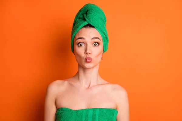 Foto von jungen niedlichen Mädchen aussehen Kamera lustig überrascht Lippen senden Luftkuss tragen grünes Handtuch Turban isoliert orange Farbe Hintergrund — Stockfoto