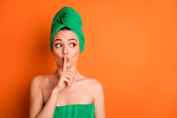 Foto di giovane affascinante signora indice vicino labbra sguardo vuoto spazio usura verde asciugamano turbante isolato colore arancione sfondo — Foto Stock