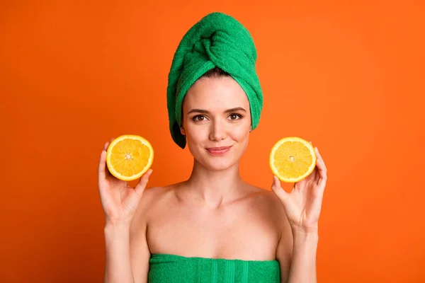 Foto retrato de niña sosteniendo dos rodajas de cítricos aislados sobre fondo de color naranja brillante —  Fotos de Stock
