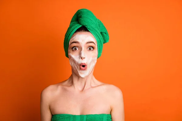 Fénykép a csodálkozó vicces hölgy viselni zöld törölköző fej készült ajkak duzzadt elszigetelt narancs színű háttér — Stock Fotó