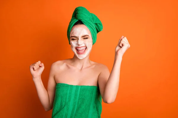Φωτογραφία από ελκυστική γυναίκα όμορφη τύχη φορούν πράσινο τουρμπάνι τα χέρια χέρια χέρια γροθιές μέχρι ανοιχτό στόμα κλειστά μάτια απομονωμένο πορτοκαλί χρώμα φόντο — Φωτογραφία Αρχείου