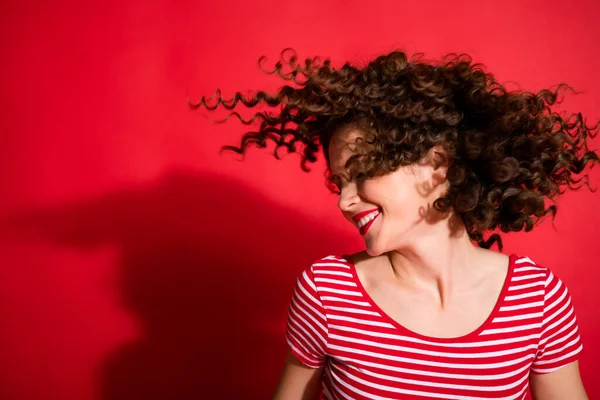 Foto de mujer bastante joven feliz disfrutar del tratamiento del cuidado del cabello mirada espacio vacío aislado sobre fondo de color rojo —  Fotos de Stock