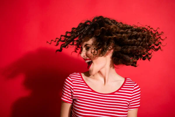 Foto de chica atractiva pelo morena rizado excitado disfrutar de tratamiento de salón de pelo aislado sobre fondo de color rojo — Foto de Stock