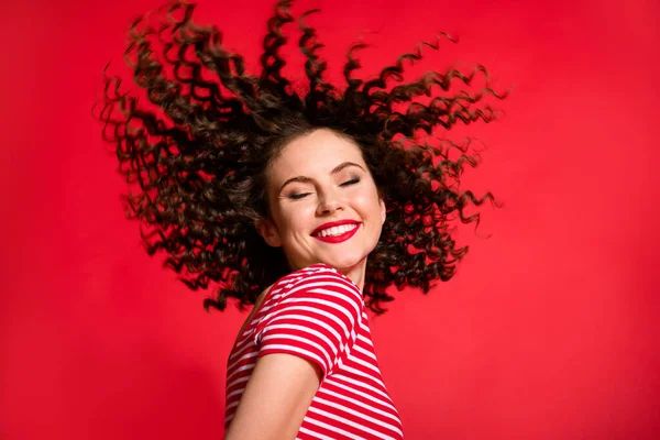 Foto av attraktiv ung flicka glad leende njuta av hårvård salong behandling isolerad över röd färg bakgrund — Stockfoto