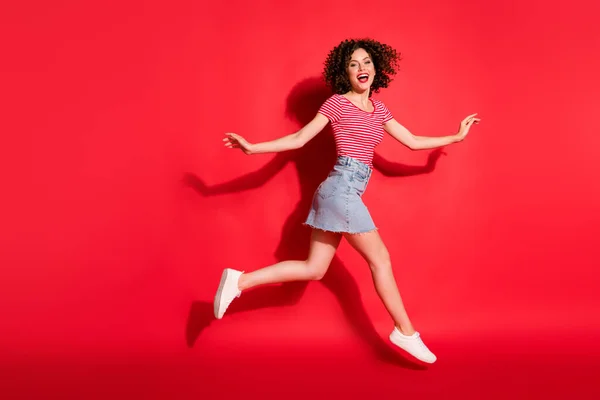 Foto de cuerpo completo de la joven atractiva chica feliz emocionado correr salto disfrutar de x-mas aislado sobre fondo de color rojo — Foto de Stock