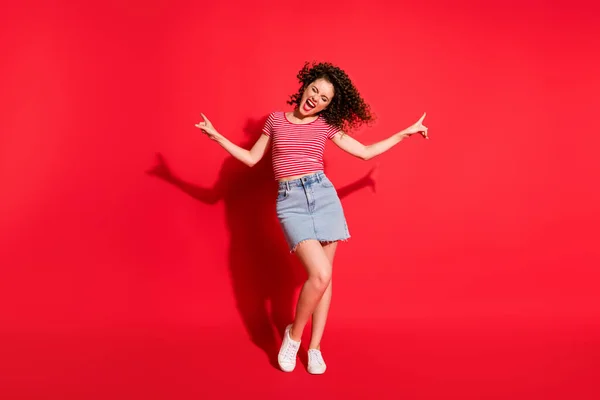 Foto de cuerpo completo de joven loca sonrisa niña disfrutar de la danza amante de la música aislado sobre fondo de color rojo —  Fotos de Stock