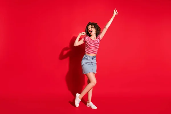Teljes test fotó fiatal lány boldog pozitív mosoly énekel kéz fel élvezni x-mas néz üres tér elszigetelt felett piros színű háttér — Stock Fotó