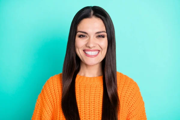 Фото веселої милої жінки зубної посмішки дивиться камери носити помаранчевий светр ізольований кольоровий фон — стокове фото