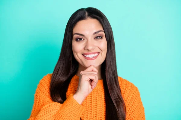 Foto de inteligente jovem senhora olhar câmera dedo queixo branco sorriso desgaste laranja suéter isolado teal cor fundo — Fotografia de Stock