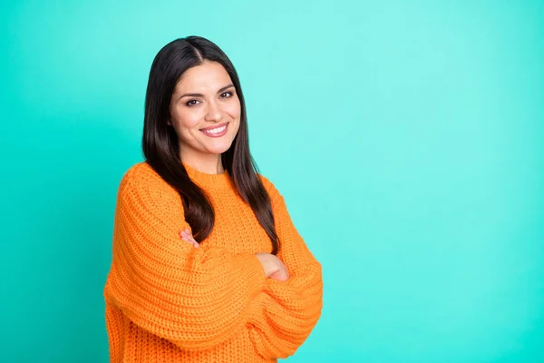 Foto de senhora alegre cruzou as mãos radiante sorriso desgaste laranja pulôver isolado turquesa cor fundo — Fotografia de Stock