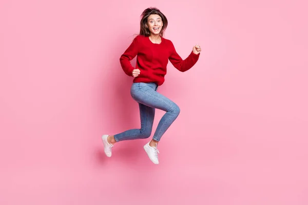 Retrato de cuerpo de longitud completa de hermosa chica saltando alto vistiendo traje casual sonriendo aislado sobre fondo de color rosa —  Fotos de Stock