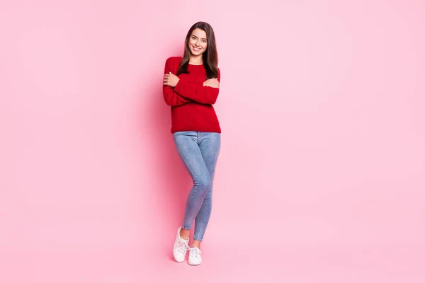 Foto panjang lengkap gadis menawan merangkul bahu tersenyum putih memakai celana jeans denim merah sepatu kets terisolasi warna latar belakang merah muda — Stok Foto