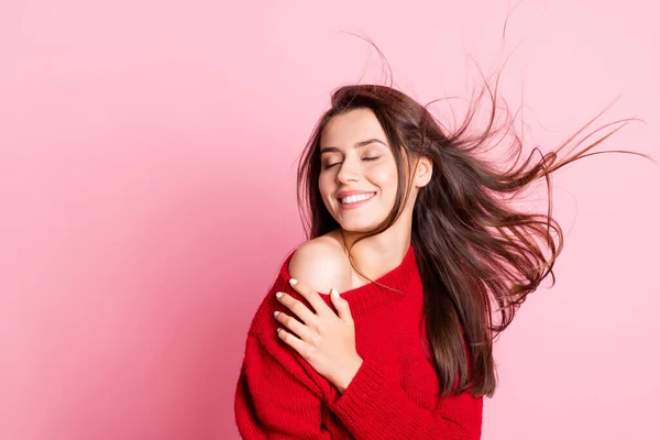 Foto von niedlichen jungen Mädchen Augen geschlossen Umarmung Schultern strahlendes Lächeln tragen roten Pullover isoliert rosa Farbe Hintergrund — Stockfoto
