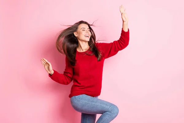 Фото чарівної молодої дівчини закриті очі, спрямовані пальцями танцювальний клуб носить червоний пуловер джинси ізольований рожевий кольоровий фон — стокове фото