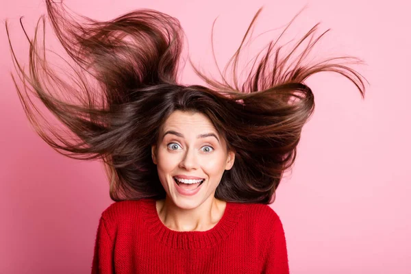 Foto di bella giovane signora pazzo open mouth colpo d'aria acconciatura indossare maglione rosso isolato colore rosa sfondo — Foto Stock