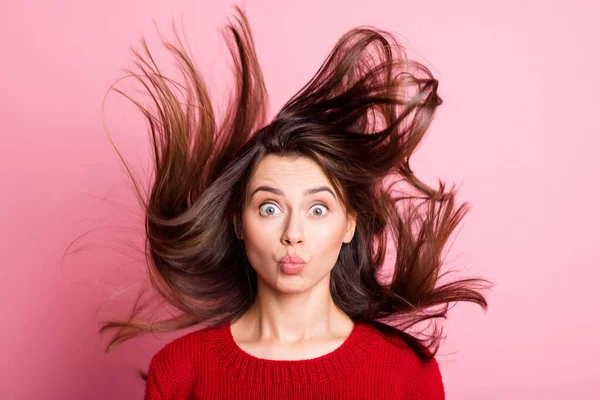 Photo of lovely girl śmieszne wygląd aparat usta wiatr cios włosy nosić czerwony sweter odizolowany różowy kolor tło — Zdjęcie stockowe