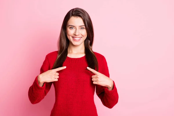 Foto de menina linda jovem indicar dedos ela mesma radiante sorriso de dente usar pulôver vermelho isolado cor de fundo rosa — Fotografia de Stock