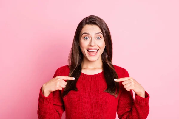 Foto di giovane bella signora stupito bocca aperta dito diretto se stessa sorriso lucido indossare maglione rosso isolato colore rosa sfondo — Foto Stock