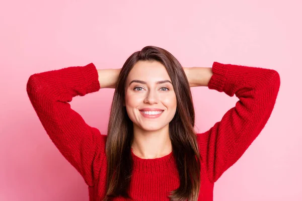 Foto de jovens bonitos senhora mãos atrás da cabeça olhar câmera branco sorriso desgaste vermelho suéter isolado cor rosa fundo — Fotografia de Stock