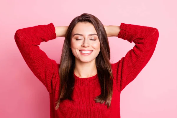 Foto de menina bonita olhos fechados braços atrás da cabeça do dente sorrindo desgaste pulôver vermelho isolado cor rosa fundo — Fotografia de Stock