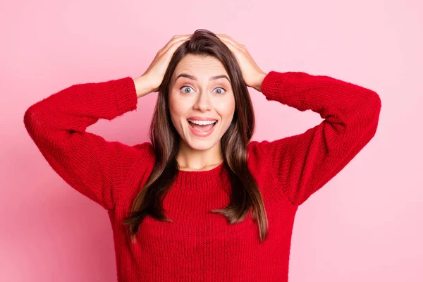 Foto von jungen schönen Dame erstaunt Arme Kopf offenen Mund tragen roten Pullover isoliert rosa Hintergrund — Stockfoto