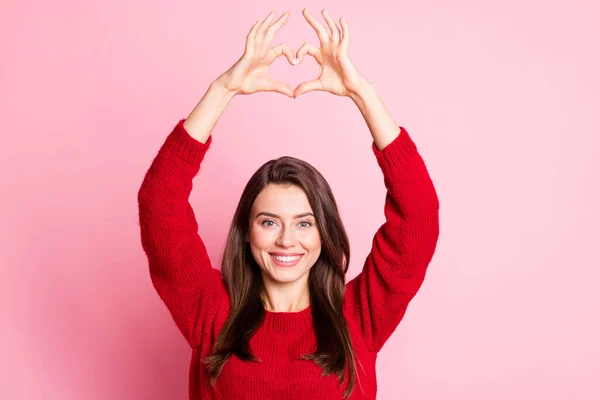 Foto de jovem linda menina levantar braços mostrar coração forma dente sorriso desgaste vermelho pulôver isolado cor rosa fundo — Fotografia de Stock