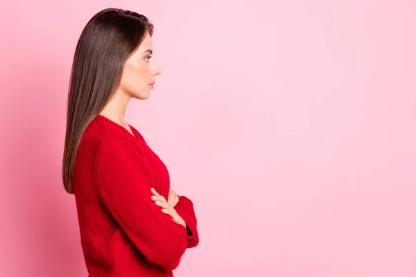 Profil foto av charmiga allvarliga dam korsade armar lugnt uttryck ser tomt utrymme bära röd tröja isolerad rosa färg bakgrund — Stockfoto