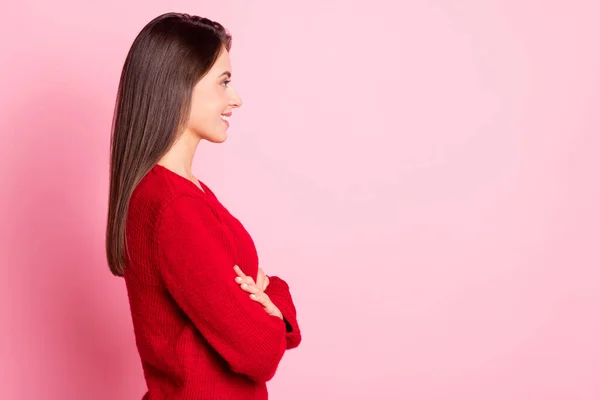 Profil foto av söt dam korsade händer strålande leende ser tomt utrymme bära röd pullover isolerad rosa färg bakgrund — Stockfoto