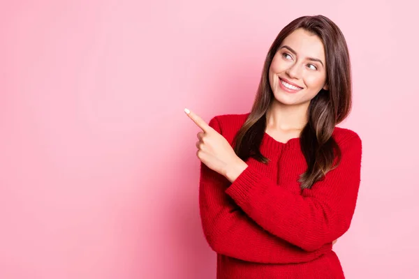 Kuva muotokuva söpö ihana naispuolinen opiskelija hymyilee osoittaa tyhjään tilaan sormella katsomalla puolella eristetty vaaleanpunainen väri tausta — kuvapankkivalokuva