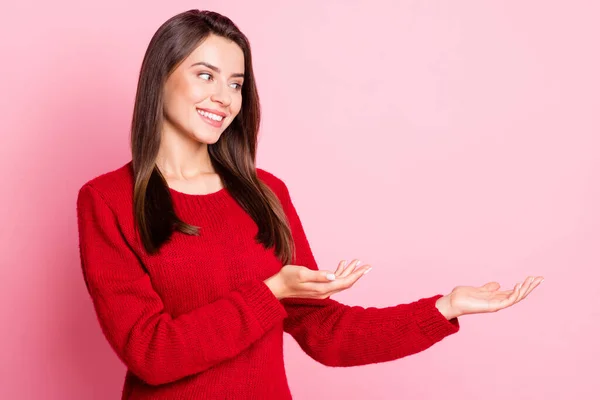 Foto retrato de linda linda chica sonriendo felizmente mirando el lado que se muestra en el espacio vacío con las palmas de ambas manos aisladas en el fondo de color rosa —  Fotos de Stock